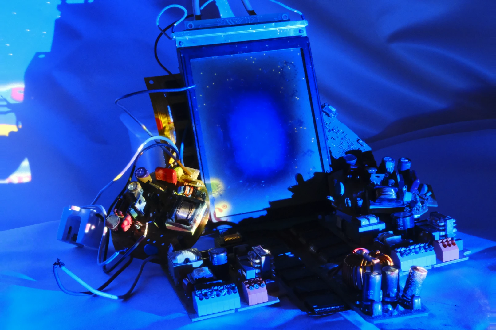STEREO 04 — Mavi ışıkta ekran ve elektronik parçalar